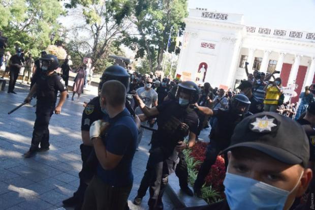 Марш рівності в Одесі закінчився бійками: двох поліцейських госпіталізовано, затримано 16 осіб 13