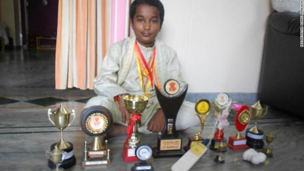 10-річний Бхану зі своїми першими трофеями, 2010 рік