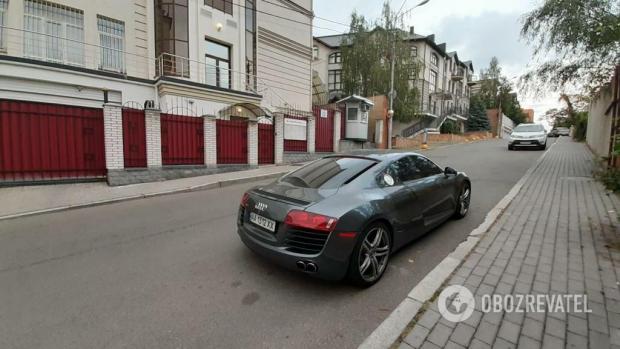 Audi R8 біля російського консульства