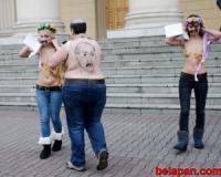 Голі активістки Femen підтримали Білорусь