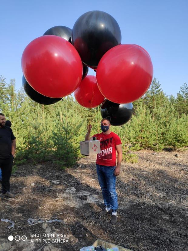 Листівки прив’язали до великих повітряних кульок червоного і чорного кольору