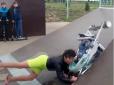 Скрепи в усій красі: На Росії п'яна мати впустила дитину з коляски під час забігів на трамплін у скейт-парку (відео)