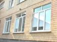Вихователька своєї вини не вбачає: У Хмельницькому дворічний малюк випав з вікна дитячого садочка (відео)