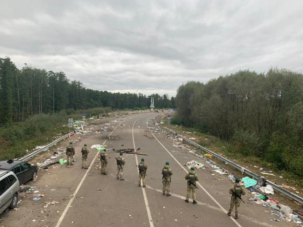 Хасиди пішли з українського кордону, залишивши гори сміття (фото)