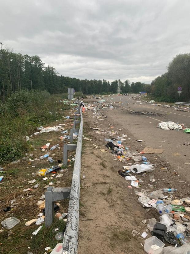 Хасиди пішли з українського кордону, залишивши гори сміття (фото)