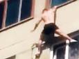Футболіст намагався потрапити у сусідній номер готелю, не втримався та розбився: Трагедію зафіксували на відео