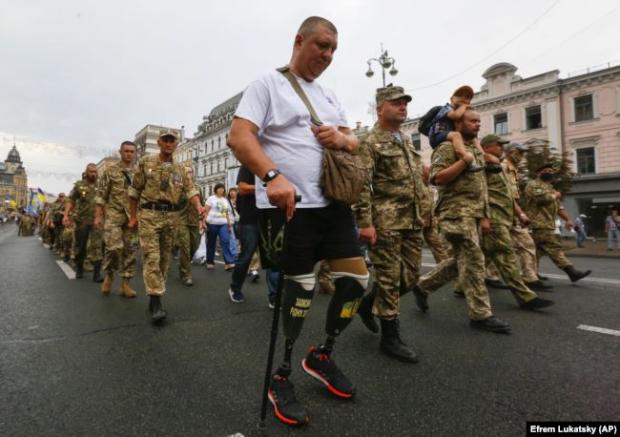 Учасник бойових дій, який втратив обидві ноги, захищаючи Україну від агресії Росії, під час «Маршу захисників». Київ, 24 серпня 2020 року
