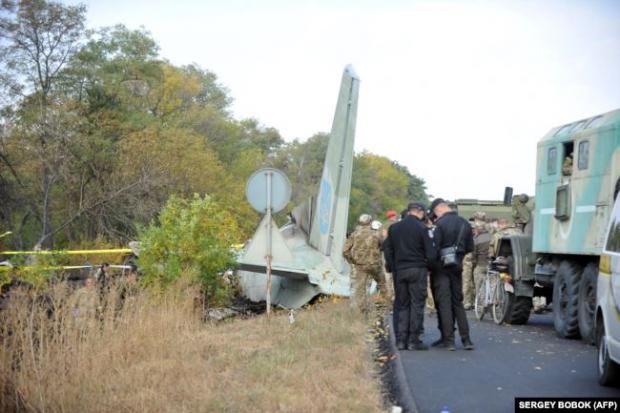 Військові та експерти працюють на місці катастрофи транспортного літака Ан-26 на Чугуївській військовій авіабазі у Харківській області 26 вересня 2020 року