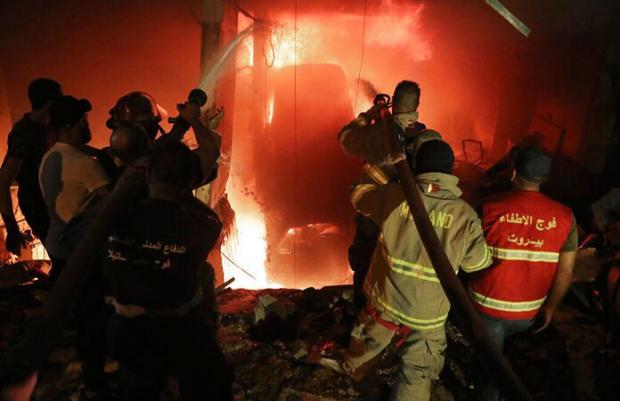 Пожежники гасять пожежу у Бейруті.