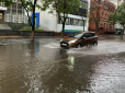 Авто попливли, з люків били фонтани: Дніпро накрила потужна злива (відео)