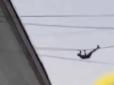 Сміливець-екстремал з Миколаєва ліз дротами на висоті без страховки (відео)