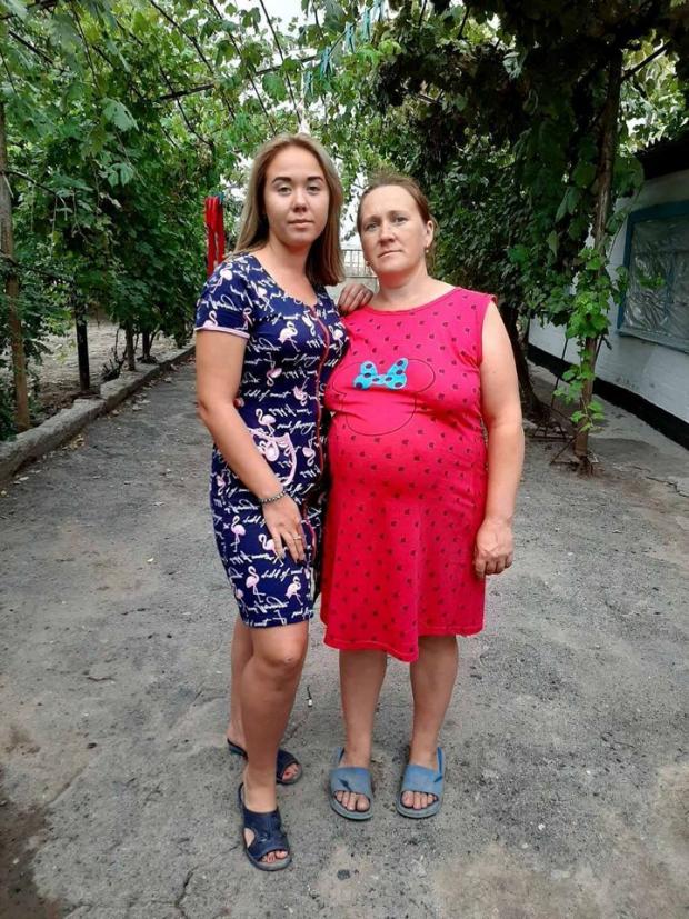 Оксана на останніх місяцях вагітності, зліва – старша дочка
