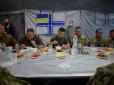 Військові були без тарілок і тільки дивилися: Як Зеленський з Єрмаком солдатську кашу їли (фото)