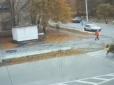 У мережі показали відео, як на Кіровоградщині трактор зніс дівчину на пішохідному переході