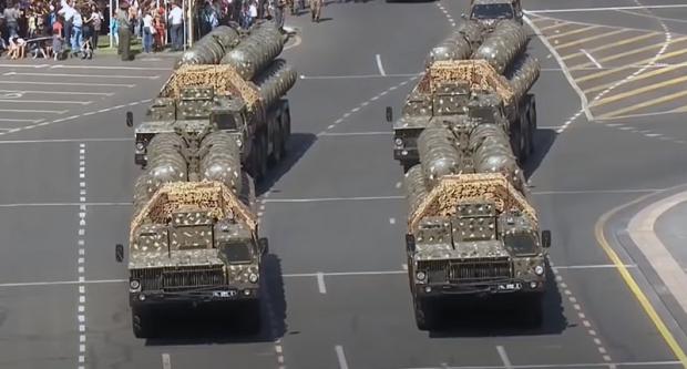 Пускові установки 5П85С комплексу С-300ПС на військовому параді Вірменії. Фото: скріншот з відео.