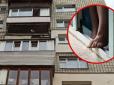 Сім'я не така вже й благополучна, як казали сусіди: У Києві 29-річна жінка і дитина випали з вікна квартири (відео)