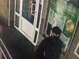 Молодий чоловік весь у чорному: У Харкові сталися зухвалі пограбування серед білого дня (фото, відео)