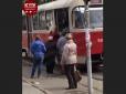 Хай дякує, що не оштрафували? У Києві дівчину без маски ногами виштовхали з трамвая (відео)