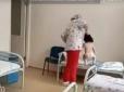 Скрепна медицина: На Росії медсестра підняла дитину за волосся і жбурнула на ліжко (відео)