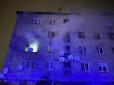 Пожежа на Хмельниччині: З палаючої п'ятиповерхівки врятували 9 людей, одна людина загинула (фото)