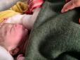 Фермер знайшов у полі: Дивовижний порятунок немовляти, похованого живцем (відео)