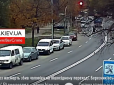 Все сталося миттєво: У Києві сміттєвоз задавив на смерть чоловіка, моторошний момент потрапив на відео