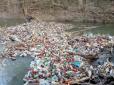 На Закарпатті річку перетворили на смітник (фото, відео)