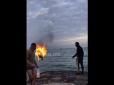 Його облили запальною сумішшю: В Одесі охоплений полум'ям чоловік кинувся в море (відео)