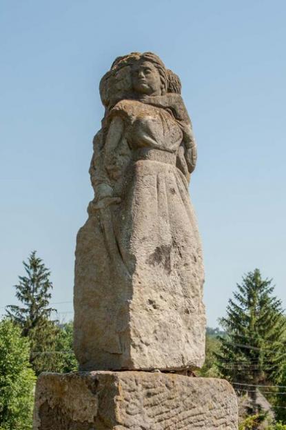 Памятник жене сотника Марьяне Зависной, подорвавшей пороховой склад Бушанского замка