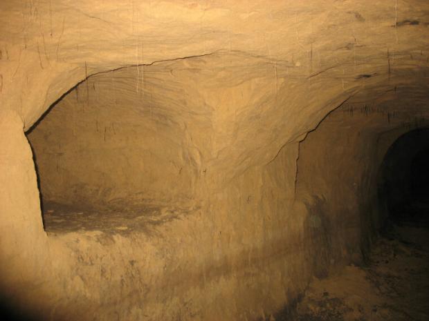Зиньков, Купин, Городок и Опишня некогда были знаменитыми центрами керамики. Это может подтверждать, что туннели изначально копались с целью добычи глины, а уже позже использовались под хранилища, склады, убежища или как подземные переходы