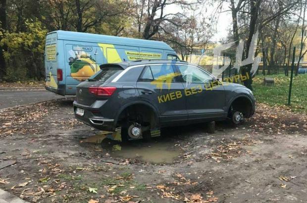 Водій порушник-ПДД залишився без коліс (фото: facebook.com/dtp.kiev.ua)