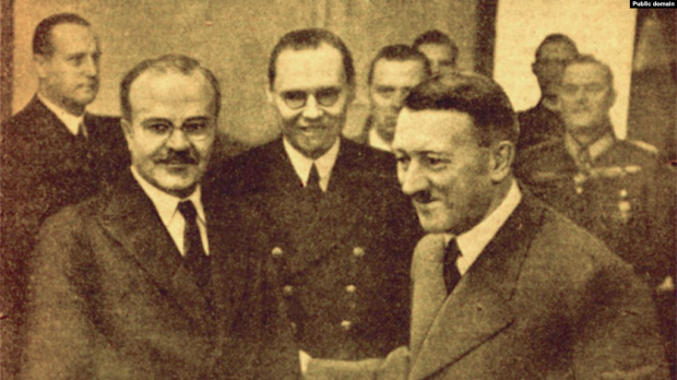 В’ячеслав Молотов та Адольф Гітлер під час переговорів в імперській канцелярії, Берлін. Фото газети «Правда»