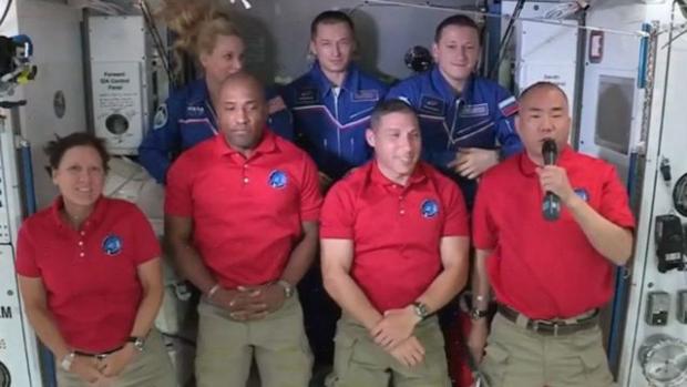 Новоприбулі астронавти на МКС (у червоному)