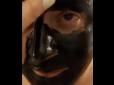 Краса вимагає жертв: Чоловік скористався маскою для обличчя своєї подруги і пожалкував (відео)