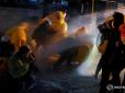 Незвичайний лафхак: Учасники запеклих протестів у Таїланді рятуються від водометів надувними качечками (фото)