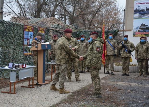 Напередодні професійного свята командувач ДШВ нагородив воїнів-десантників на передовій