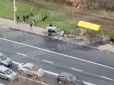 У Києві Chevrolet на швидкості влетіло у зупинку і загорілося