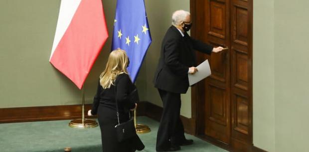 Дії правлячої партії (на фото справа - її президент Ярослав Качинський) можуть призвести до виходу Польщі зі складу ЄС