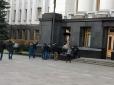 Оголена жінка в віночку та намисті залізла на кулю біля Офісу президента в Києві (фото)