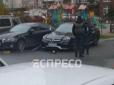 У Києві Mercedes обстріляли з автомата Калашникова із глушником (фото, відео)