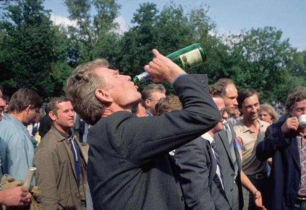 Чоловік п'є радянське "ігристе" на вулиці, СРСР