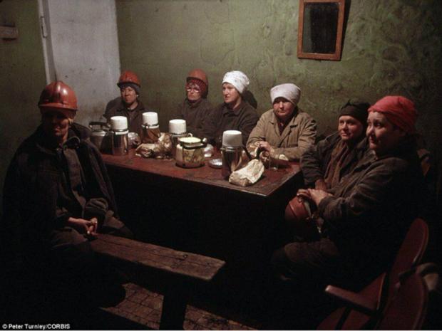 Жінки-шахтарі на обіді, Новокузнецьк, СРСР