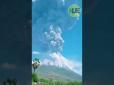 Стовп попелу піднявся на 4 км: В Індонезії прокинувся вулкан Левотоло (відео)