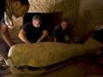 У археологів великі неприємності? Єгипетські науковці виявили захоронення 160 мумій і розшифрували прокляття, адресовані тим, хто потривожить їх (відео)