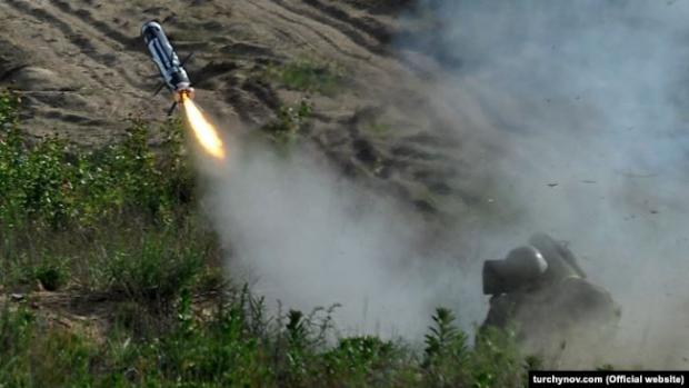 Український військовослужбовець стріляє з ПТРК Javelin, мабуть, неможливо промазати
