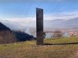 Двійник моноліту, який раптово зник у пустелі США: У Румунії виявили загадковий металевий монумент (фото)