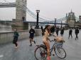 З благодійною метою: Британка проїхалася вулицями Лондона на велосипеді ... голяка (фото)