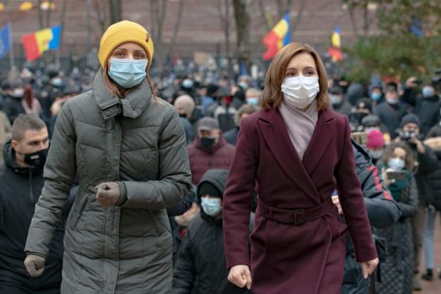 Обрана президентка Молдови Мая Санду на протесті під будівлею парламенту 3 грудня 2020 року. 