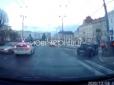У Чернівцях на пішохідному переході патрульне авто знесло жінку (відео)