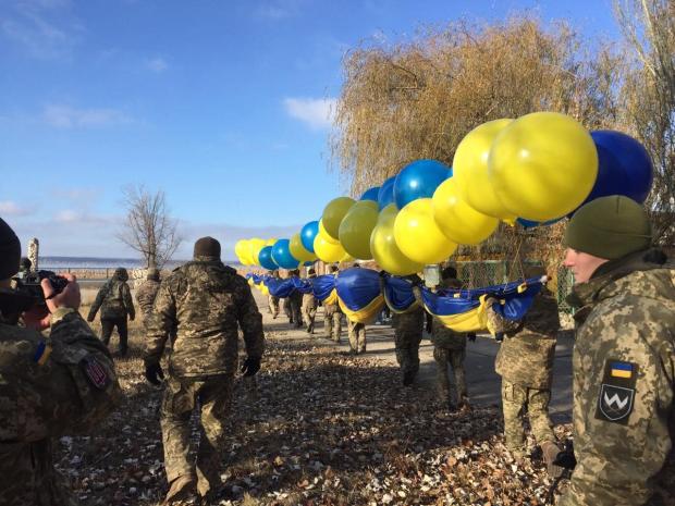 Над "ДНР" запустили величезний прапор України: фото і відео привітання від волонтерів